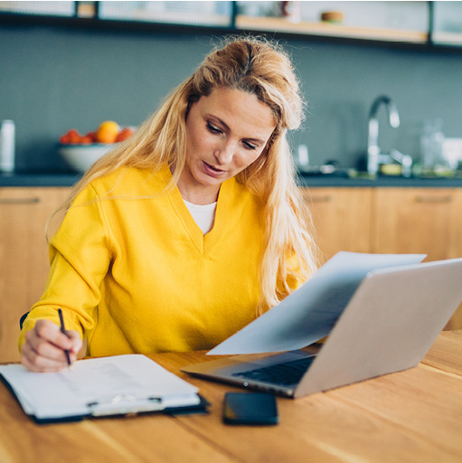 Foto van een mevrouw achter een laptop